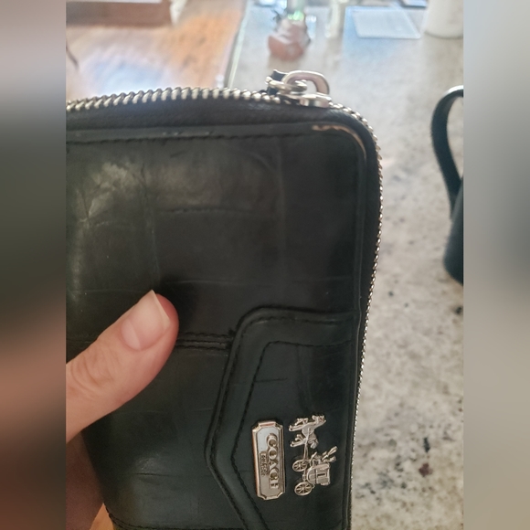 Limited edition Coach wallet with classic coach emblem- needs new zipper - Picture 3 of 4